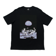 Load image into Gallery viewer, "Full moon" Cut and Sew Wide-body Tee White/Black